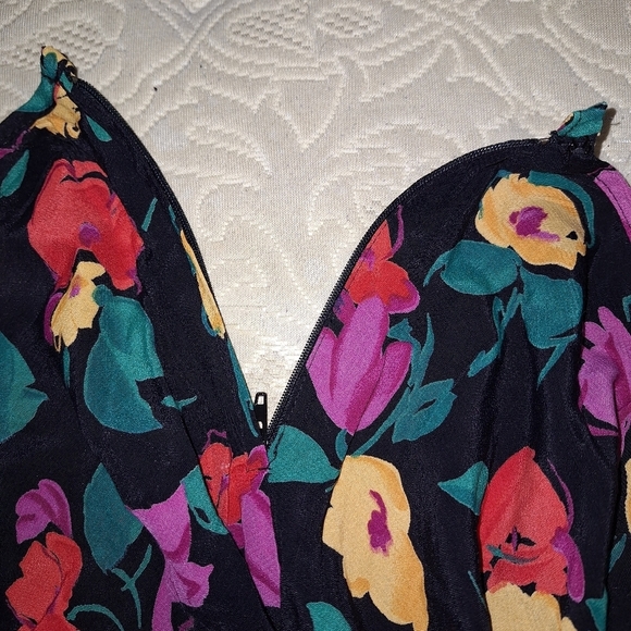 A Carole Little floral size 10 skirt with a 30.5" length. It has a side zipper. - Picture 3 of 8